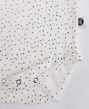 Detalhe da gola americana e do tecido do Body Manga Curta Bolinhas Claro MiniMalista. Body de bebê em algodão premium, unissex.