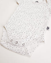Detalhe das bolinhas delicadas e da malha de algodão do Body Manga Curta Bolinhas Claro MiniMalista. Body de bebê unissex, estampa atóxica, acabamento macio.