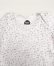 Detalhe do acabamento e da costura do Body Manga Curta Bolinhas Claro MiniMalista. Body de bebê em algodão, unissex para menino e menina.
