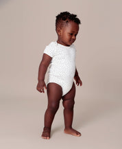 Bebê de body Manga Curta Bolinhas Claro MiniMalista, look do dia a dia. Body de bebê em algodão, unissex para menino e menina.
