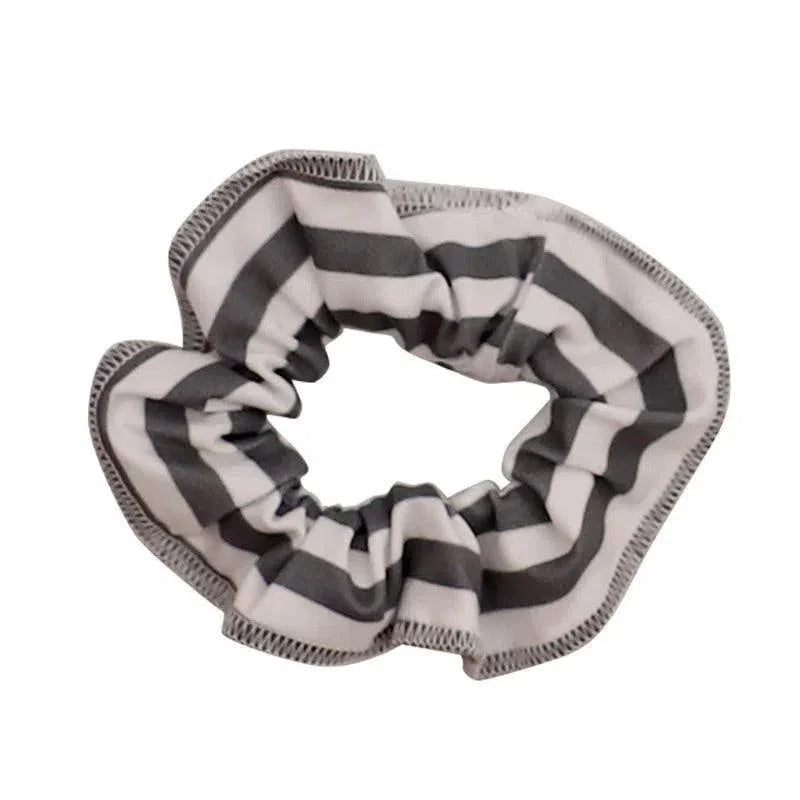 Scrunchie Elástico Cabelo Estampado | Listras Retrô Cinza - MiniMalista Baby - 0.3, 0.45, b2b, black-friday, Meia Estação, Menino, Neutro, outlet, SALE-FINAL, Unissex -bebê-minimalista-estiloso